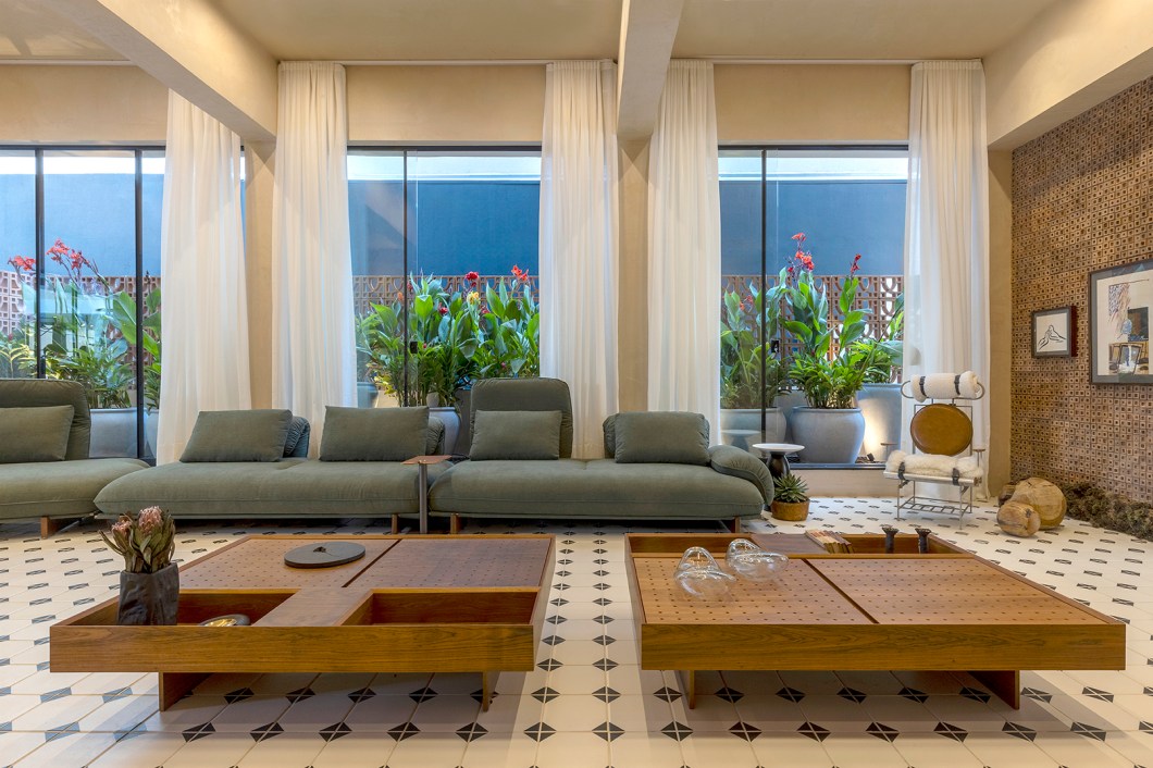<b>Lucas Machado - Morata Ventura.</b> O arquiteto Lucas Machado assina a Morata Ventura, um espaço gourmet com living que tem como inspiração a verdadeira importância do lar no momento presente. Em um espaço cosmopolita, capaz de se conectar com diferentes estilos, uma paleta de cores neutras e suaves chama a atenção para as peças de mobiliário e para a decoração, que ganharam tons mais fortes e vibrantes. O sofá Saara se encaixa como mobiliário central do ambiente e seu tom de verde conversa com o paisagismo presente em toda a extensão do projeto. Complementando, obras do artista goiano Siron Franco foram dispostas no living. <b>Lucas Machado - Morata Ventura.</b> O arquiteto Lucas Machado assina a Morata Ventura, um espaço gourmet com living que tem como inspiração a verdadeira importância do lar no momento presente. Em um espaço cosmopolita, capaz de se conectar com diferentes estilos, uma paleta de cores neutras e suaves chama a atenção para as peças de mobiliário e para a decoração, que ganharam tons mais fortes e vibrantes. O sofá Saara se encaixa como mobiliário central do ambiente e seu tom de verde conversa com o paisagismo presente em toda a extensão do projeto. Complementando, obras do artista goiano Siron Franco foram dispostas no living.