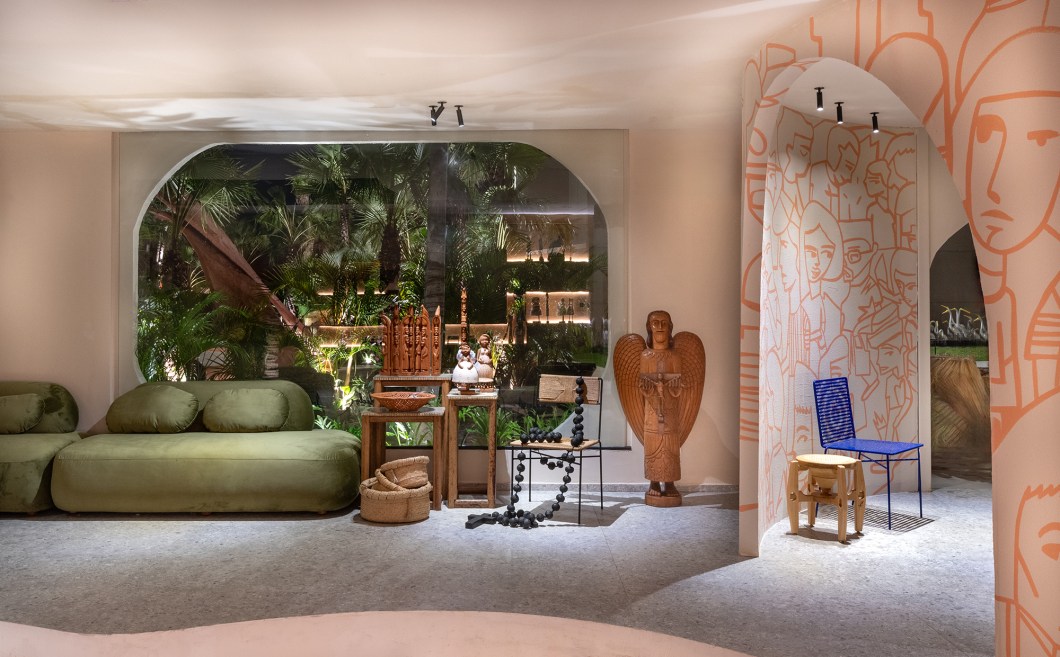 <b>Maria Júlia Vaz Arquitetura - Espaço Sebrae: Tecendo Identidades. </b>Aromas sutis de caju provocam sensações no olfato, enquanto texturas convidam ao toque nas peças artesanais, que se harmonizam no ambiente, representando o trabalho de 19 unidades produtivas do Piauí, sendo oito delas reconhecidas no Prêmio Sebrae Top 100 de Artesanato. O espaço também sedia palestras e oficinas vivas, oferecendo uma imersão no universo do artesanato local e reforçando o papel da entidade de promover a competitividade e o desenvolvimento sustentável dos pequenos negócios e fomentar o empreendedorismo. <b>Maria Júlia Vaz Arquitetura - Espaço Sebrae: Tecendo Identidades. </b>Aromas sutis de caju provocam sensações no olfato, enquanto texturas convidam ao toque nas peças artesanais, que se harmonizam no ambiente, representando o trabalho de 19 unidades produtivas do Piauí, sendo oito delas reconhecidas no Prêmio Sebrae Top 100 de Artesanato. O espaço também sedia palestras e oficinas vivas, oferecendo uma imersão no universo do artesanato local e reforçando o papel da entidade de promover a competitividade e o desenvolvimento sustentável dos pequenos negócios e fomentar o empreendedorismo.