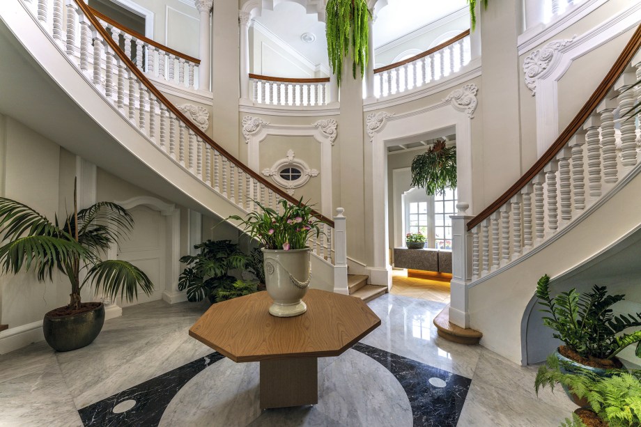 <b>Mario Lara Arquitectos - Hall de Ingreso del Hotel Boutique.</b> "Esta é uma intervenção arquitetônica com muita personalidade num espaço imponente. Valorizamos o seu caráter original, mantendo vários dos acabamentos encontrados. Nossos fornecedores participaram restaurando os materiais e complementando com novos. Também intervimos com um trabalho curatorial, escolhendo peças que se enquadrassem ao local. As paredes do ambiente servem de suporte para exposição de obras de arte contemporânea. Resumindo, uma proposta onde o moderno se mistura com o clássico", explica o escritório.