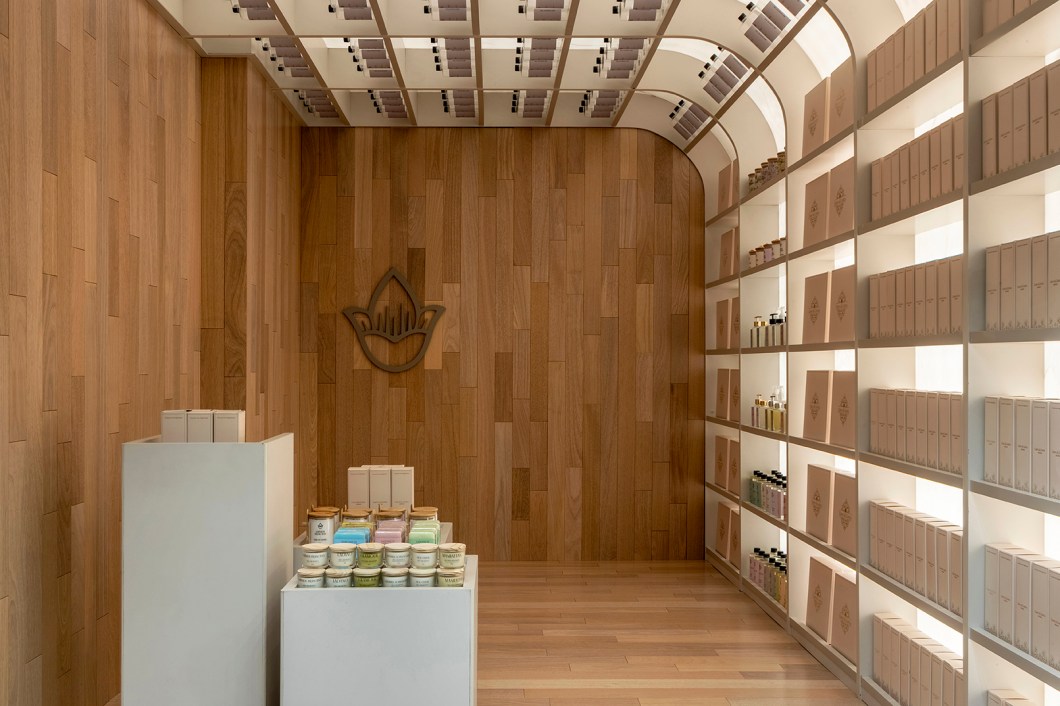 <b>Ogata Arquitetura - Loja de Aromas. </b>Fernanda e Flávia Ogata assinam a Loja de Aromas Cravo e Canela. O ambiente de 17 m² ressalta a ancestralidade, muito evidente na valorização da natureza e no uso de elementos como a madeira natural e a cerâmica - materiais das luminárias assinadas por Fernanda Ogata. Por meio de uma combinação de conceitos asiáticos, materiais naturais e de design contemporâneo, o projeto oferece uma experiência única e memorável. Todas as escolhas das autoras resultam em um ambiente que evoca a serenidade e o equilíbrio, pilares da filosofia oriental, além de demonstrar que o minimalismo não precisa ser frio ou impessoal. <b>Ogata Arquitetura - Loja de Aromas. </b>Fernanda e Flávia Ogata assinam a Loja de Aromas Cravo e Canela. O ambiente de 17 m² ressalta a ancestralidade, muito evidente na valorização da natureza e no uso de elementos como a madeira natural e a cerâmica - materiais das luminárias assinadas por Fernanda Ogata. Por meio de uma combinação de conceitos asiáticos, materiais naturais e de design contemporâneo, o projeto oferece uma experiência única e memorável. Todas as escolhas das autoras resultam em um ambiente que evoca a serenidade e o equilíbrio, pilares da filosofia oriental, além de demonstrar que o minimalismo não precisa ser frio ou impessoal.
