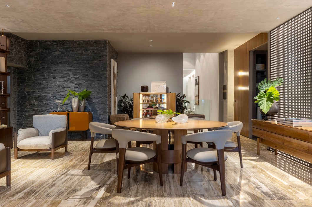 <b>Pedro Ernesto Gualberto e Leandra de Castro Gualberto - Family Room. </b>Pedro Ernesto Gualberto e Leandra de Castro Gualberto assinam o Family Room, um espaço que mescla harmoniosamente o passado e o presente por meio dos móveis e dos revestimentos. O uso de materiais como madeira, cimento queimado e pedra natural evoca uma atmosfera nostálgica, enquanto os móveis escolhidos refletem as tendências contemporâneas, criando uma fusão equilibrada entre ambos os estilos. O ambiente foi concebido como um local de permanência multifuncional, projetado para abrigar três atividades distintas - bar, jantar e estar - integradas de forma fluida e coesa. <b>Pedro Ernesto Gualberto e Leandra de Castro Gualberto - Family Room. </b>Pedro Ernesto Gualberto e Leandra de Castro Gualberto assinam o Family Room, um espaço que mescla harmoniosamente o passado e o presente por meio dos móveis e dos revestimentos. O uso de materiais como madeira, cimento queimado e pedra natural evoca uma atmosfera nostálgica, enquanto os móveis escolhidos refletem as tendências contemporâneas, criando uma fusão equilibrada entre ambos os estilos. O ambiente foi concebido como um local de permanência multifuncional, projetado para abrigar três atividades distintas - bar, jantar e estar - integradas de forma fluida e coesa.