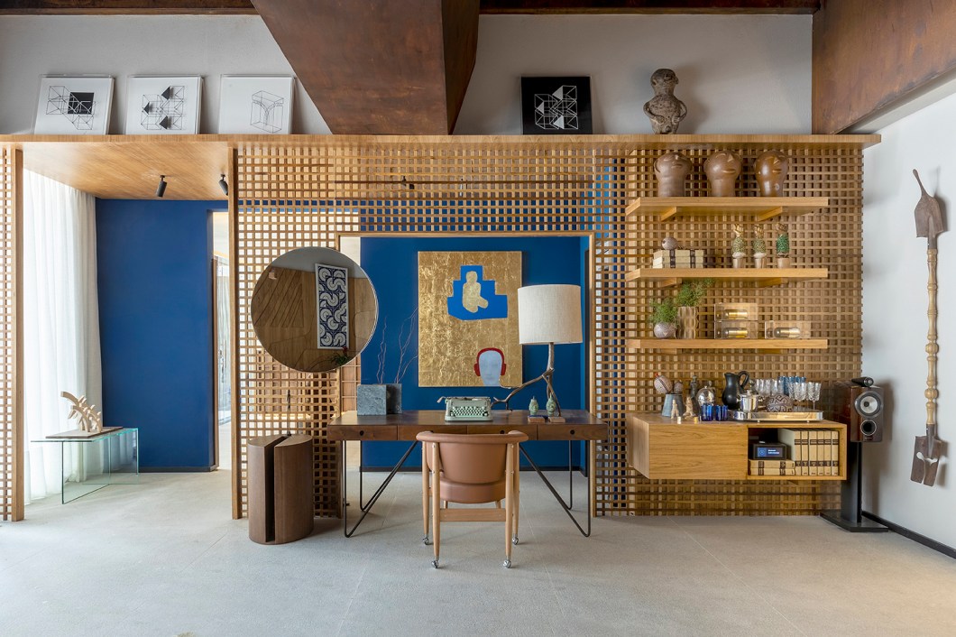 <b>Plano Studio - Plano BRB.</b> O escritório Plano Studio assina o Plano BRB. O ambiente traz formas que remetem à arquitetura moderna brasileira, com marcenaria em tons suaves, texturas naturais, estampas com referências ao artesanato e uma paleta de cores que alude à natureza. O mobiliário moderno traz toques de cor ao ambiente, como a mesa de centro Pigmento, de Luciana Martins e Gerson de Oliveira, e a poltrona Jangada, de Jean Gillon. <b>Plano Studio - Plano BRB.</b> O escritório Plano Studio assina o Plano BRB. O ambiente traz formas que remetem à arquitetura moderna brasileira, com marcenaria em tons suaves, texturas naturais, estampas com referências ao artesanato e uma paleta de cores que alude à natureza. O mobiliário moderno traz toques de cor ao ambiente, como a mesa de centro Pigmento, de Luciana Martins e Gerson de Oliveira, e a poltrona Jangada, de Jean Gillon.