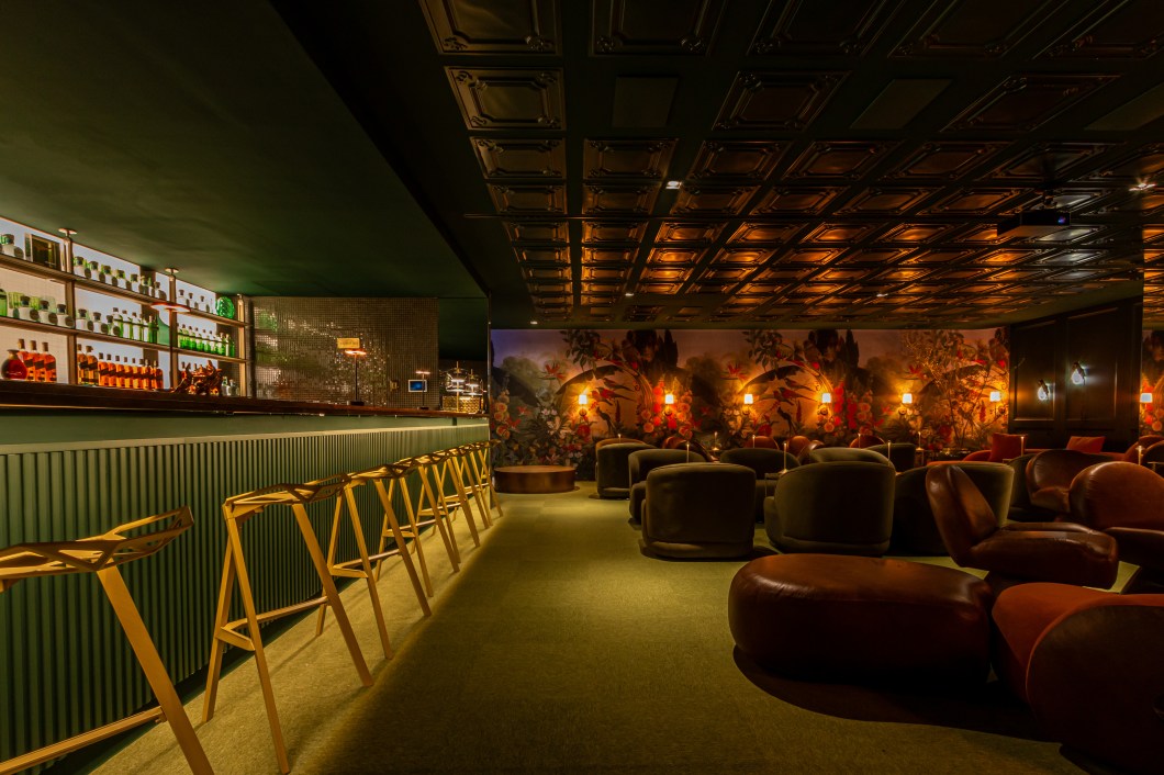<b>Rafa Zampini Arquitetura - Bar Adorado</b>. Por trás de uma acolhedora recepção e de uma passarela envolvida por cortinas de veludo se esconde o bar secreto de 120 m², no melhor estilo speakeasy. Operado pelo Guilhotina, ele propõe uma pausa na agitação, um lugar para conversar baixo ao som de boa música em lounges privativos. O palco móvel para pequenas apresentações, as luzes que geram cenários diversos e o balcão esculpido em mármore ditam a atmosfera. Assinados pelo arquiteto, os móveis atemporais ganham a companhia de peças de couro, espelhos e das pinturas realistas do artista Lucio Carvalho. <b>Rafa Zampini Arquitetura - Bar Adorado</b>. Por trás de uma acolhedora recepção e de uma passarela envolvida por cortinas de veludo se esconde o bar secreto de 120 m², no melhor estilo speakeasy. Operado pelo Guilhotina, ele propõe uma pausa na agitação, um lugar para conversar baixo ao som de boa música em lounges privativos. O palco móvel para pequenas apresentações, as luzes que geram cenários diversos e o balcão esculpido em mármore ditam a atmosfera. Assinados pelo arquiteto, os móveis atemporais ganham a companhia de peças de couro, espelhos e das pinturas realistas do artista Lucio Carvalho.