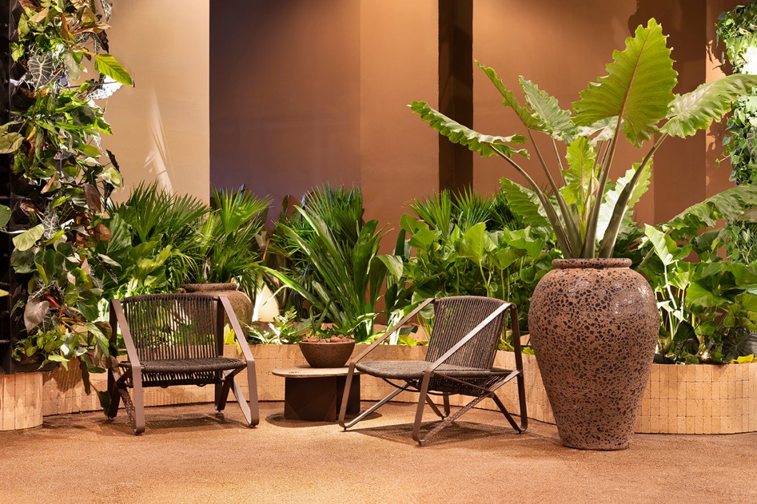 <b>Renata Guastelli Paisagismo - Conexão Natural</b>. Localizado em um ponto estratégico que faz a ligação entre seis ambientes da mostra, o jardim de 100 m² é cenário tranquilo, com piso drenante, fontes de água e rico em plantas tropicais (como miniguaimbê, guaimbê-do-brejo híbrido e cipó-imbé) dispostas em canteiros organizados em caixas metálicas. Tudo para uma experiência relaxante, completada pelo rico mobiliário de alumínio, corda náutica e pedra natural. “O essencialismo é premissa no projeto, criado para estimular a conexão dos visitantes com a na tureza e encorajar a introspecção”, diz a paisagista. <b>Renata Guastelli Paisagismo - Conexão Natural</b>. Localizado em um ponto estratégico que faz a ligação entre seis ambientes da mostra, o jardim de 100 m² é cenário tranquilo, com piso drenante, fontes de água e rico em plantas tropicais (como miniguaimbê, guaimbê-do-brejo híbrido e cipó-imbé) dispostas em canteiros organizados em caixas metálicas. Tudo para uma experiência relaxante, completada pelo rico mobiliário de alumínio, corda náutica e pedra natural. “O essencialismo é premissa no projeto, criado para estimular a conexão dos visitantes com a na tureza e encorajar a introspecção”, diz a paisagista.