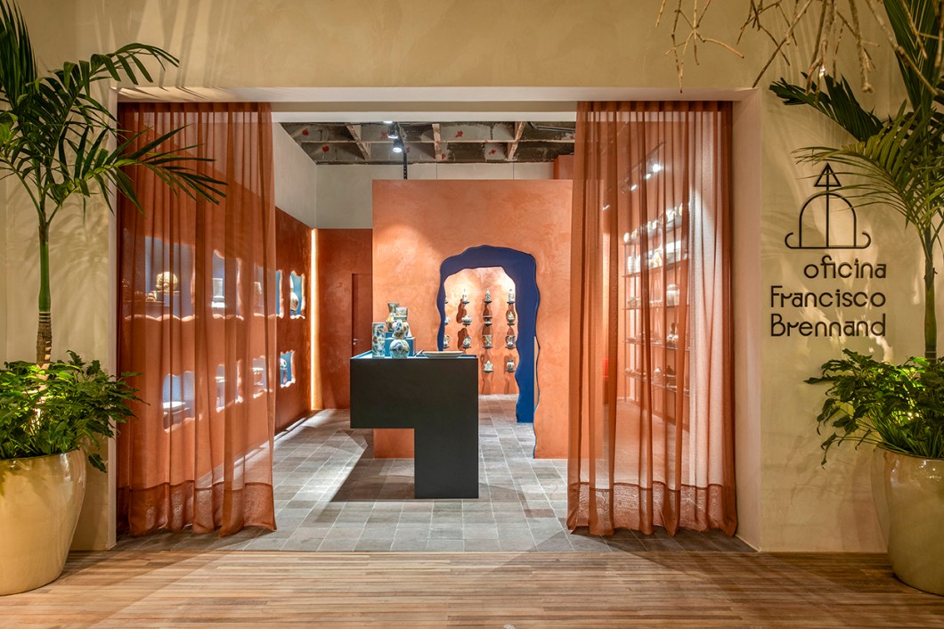 <b>Renata Patelli Arquitetura - Espaço Brennand</b>. Diversas religiões e crenças sugerem que o ser humano nasceu do barro, e o sopro divino no punhado de terra úmida produziu também arte, cultura e amor. Com a terra molhada, carregada dessa simbologia, se faz a argila: ingrediente básico da cerâmica. O material marca toda a vida e carreira de Francisco Brennand (1927-2019), fundador da oficina batizada com seu sobrenome, que comparece à mostra com a loja de 48 m². No centro do ambiente proposto por Renata Patelli e seus sócios, Victor Linhares e Ivan Farha, o forno representa o processo de queima das peças e remete ao calor do ninho. Afinal, o ovo é um elemento recorrente na obra do artista pernambucano. <b>Renata Patelli Arquitetura - Espaço Brennand</b>. Diversas religiões e crenças sugerem que o ser humano nasceu do barro, e o sopro divino no punhado de terra úmida produziu também arte, cultura e amor. Com a terra molhada, carregada dessa simbologia, se faz a argila: ingrediente básico da cerâmica. O material marca toda a vida e carreira de Francisco Brennand (1927-2019), fundador da oficina batizada com seu sobrenome, que comparece à mostra com a loja de 48 m². No centro do ambiente proposto por Renata Patelli e seus sócios, Victor Linhares e Ivan Farha, o forno representa o processo de queima das peças e remete ao calor do ninho. Afinal, o ovo é um elemento recorrente na obra do artista pernambucano.