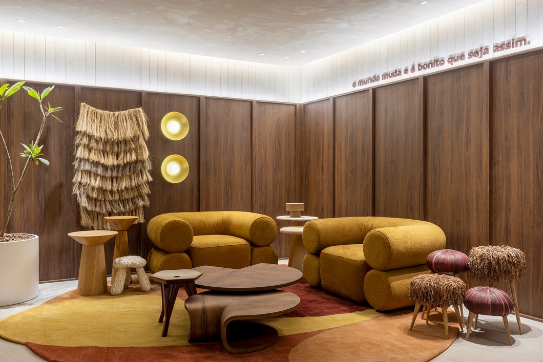 <b>Rodrigo Peixoto - Hall de Entrada e Bilheteria.</b> O arquiteto Rodrigo Peixoto, estreante na mostra, assina o Hall de Entrada e Bilheteria da CASACOR Goiás 2024. O ambiente se destaca pela combinação de madeira, elementos cimentícios e iluminação suave, com um mix de texturas e elementos. A marcenaria garante a sustentabilidade do projeto. Tons neutros e terrosos trazem sofisticação, modernidade e acolhimento para o espaço. <b>Rodrigo Peixoto - Hall de Entrada e Bilheteria.</b> O arquiteto Rodrigo Peixoto, estreante na mostra, assina o Hall de Entrada e Bilheteria da CASACOR Goiás 2024. O ambiente se destaca pela combinação de madeira, elementos cimentícios e iluminação suave, com um mix de texturas e elementos. A marcenaria garante a sustentabilidade do projeto. Tons neutros e terrosos trazem sofisticação, modernidade e acolhimento para o espaço.