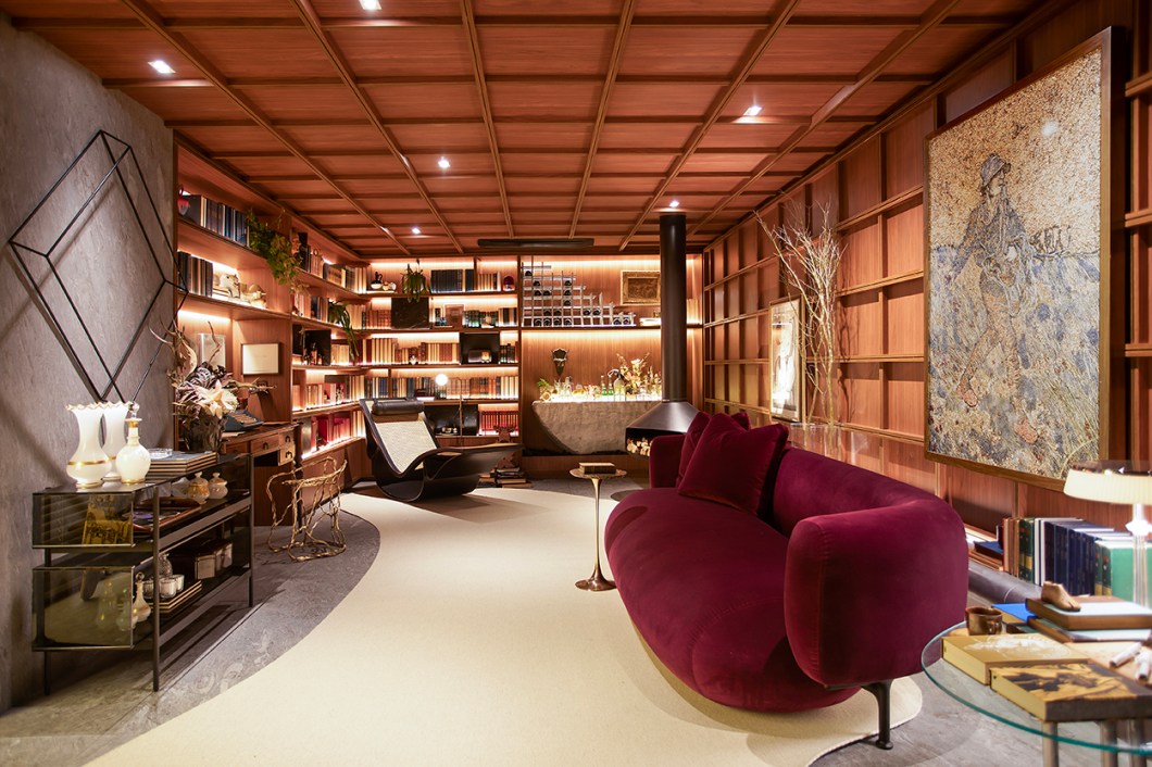 <b>Romário Rodrigues - Páginas do Tempo</b>. A sala de leitura da família une estética e literatura como registros que transpõem o tempo. Os 38 m² contêm lareira e um bar flutuante iluminado, esculpido com o quartzito perla santana, extraído no Ceará. O maximalismo traduz a expansão trazida pela leitura. Peças de antiquário e design-arte – como a chaise Rio, de Oscar Niemeyer, e a escultura de Sérvulo Esmeraldo – pontuam raízes, memórias e referências. <b>Romário Rodrigues - Páginas do Tempo</b>. A sala de leitura da família une estética e literatura como registros que transpõem o tempo. Os 38 m² contêm lareira e um bar flutuante iluminado, esculpido com o quartzito perla santana, extraído no Ceará. O maximalismo traduz a expansão trazida pela leitura. Peças de antiquário e design-arte – como a chaise Rio, de Oscar Niemeyer, e a escultura de Sérvulo Esmeraldo – pontuam raízes, memórias e referências.