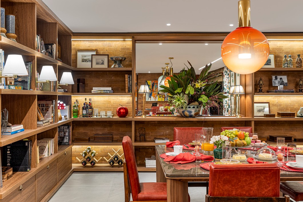 <b>Rosa May Sampaio Decoração de Interiores - Movimento, Espaço, Tempo</b>. Duas mesas quadradas próximas uma da outra permitem à sala de jantar planejada por Rosa May Sampaio funcionar confortavelmente como escritório em certos períodos do dia. Unidas, elas acomodam até 12 pessoas para refeições festivas, iluminadas pelos pendentes de vidro soprado dos designers tchecos Michaela Tomiskova e Jakub Jandourek. Assim, o ambiente misto de 50 m², forrado com tapete de fibra natural e delimitado por paredes de tijolos, comporta mais ocasiões em família. <b>Rosa May Sampaio Decoração de Interiores - Movimento, Espaço, Tempo</b>. Duas mesas quadradas próximas uma da outra permitem à sala de jantar planejada por Rosa May Sampaio funcionar confortavelmente como escritório em certos períodos do dia. Unidas, elas acomodam até 12 pessoas para refeições festivas, iluminadas pelos pendentes de vidro soprado dos designers tchecos Michaela Tomiskova e Jakub Jandourek. Assim, o ambiente misto de 50 m², forrado com tapete de fibra natural e delimitado por paredes de tijolos, comporta mais ocasiões em família.