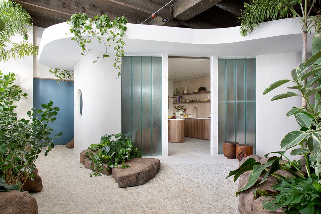 <b>Sabugosa Arquitetura - Steel House.</b> “Assim como uma editora de livros traduz nossas experiências para vários idiomas, esta casa amplifica diversas vozes, sejam indígenas, científicas ou poéticas”, explica o arquiteto. A morada de 89 m² com área de banho externa foi erguida com steel frame. A estrutura leve de aço galvanizado agiliza a montagem, viabiliza uma construção seca e reduz o consumo de água e a geração de resíduos, além de permitir a remontagem da residência em outro lugar. Entre os destaques estão o óculo (janela redonda) do living e a luminária de papel do artista Thomaz Velho no quarto. <b>Sabugosa Arquitetura - Steel House.</b> “Assim como uma editora de livros traduz nossas experiências para vários idiomas, esta casa amplifica diversas vozes, sejam indígenas, científicas ou poéticas”, explica o arquiteto. A morada de 89 m² com área de banho externa foi erguida com steel frame. A estrutura leve de aço galvanizado agiliza a montagem, viabiliza uma construção seca e reduz o consumo de água e a geração de resíduos, além de permitir a remontagem da residência em outro lugar. Entre os destaques estão o óculo (janela redonda) do living e a luminária de papel do artista Thomaz Velho no quarto.