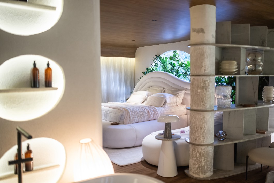 <b>Santiago Arquitetura e Design - Suíte Abai, nossa herança! </b>Criada por Manuela Santiago, arquiteta e urbanista, e Izabela Santiago, designer de interiores, o ambiente é inspirado na herança cultural da Bahia e na elegância de um hotel boutique. Os tons neutros e claros, juntamente com as formas orgânicas que lembram os cânions do São Francisco, conferem ao espaço uma aura de serenidade e beleza natural. Cada detalhe foi cuidadosamente selecionado para refletir a personalidade do casal que a habita: ele, despojado e apaixonado por poesia; ela, linda, elegante e amante da moda e da maquiagem. No centro do quarto, as iniciais dos filhos, Arthur, Bernardo Alice, e Isadora representam símbolos de herança e ancestralidade. <b>Santiago Arquitetura e Design - Suíte Abai, nossa herança! </b>Criada por Manuela Santiago, arquiteta e urbanista, e Izabela Santiago, designer de interiores, o ambiente é inspirado na herança cultural da Bahia e na elegância de um hotel boutique. Os tons neutros e claros, juntamente com as formas orgânicas que lembram os cânions do São Francisco, conferem ao espaço uma aura de serenidade e beleza natural. Cada detalhe foi cuidadosamente selecionado para refletir a personalidade do casal que a habita: ele, despojado e apaixonado por poesia; ela, linda, elegante e amante da moda e da maquiagem. No centro do quarto, as iniciais dos filhos, Arthur, Bernardo Alice, e Isadora representam símbolos de herança e ancestralidade.