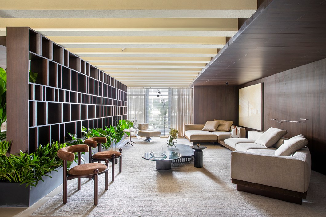 <b>Studio Ro+Ca - Loft Celmar - 2064</b>. Conjugar ancestralidade e tecnologia, deixando uma lembrança para o dia depois de amanhã: desse pensamento surgiu a proposta do trio de arquitetos Rodrigo Beze, Carlos Carvalho e Caio Carvalho. “Materializamos nossas ideias num espaço-cápsula imaginado sob medida para hoje ou para daqui a 40 anos”, explicam. A contraposição de materiais rústicos diante de outros modernos aparece com ênfase na bancada da cozinha, que combina inox e pedra bruta de maneira nada convencional. Uma abertura no teto traz mais luz natural para o loft de 193 m² repleto de mobiliário da linha de design dos irmãos Carvalho. <b>Studio Ro+Ca - Loft Celmar - 2064</b>. Conjugar ancestralidade e tecnologia, deixando uma lembrança para o dia depois de amanhã: desse pensamento surgiu a proposta do trio de arquitetos Rodrigo Beze, Carlos Carvalho e Caio Carvalho. “Materializamos nossas ideias num espaço-cápsula imaginado sob medida para hoje ou para daqui a 40 anos”, explicam. A contraposição de materiais rústicos diante de outros modernos aparece com ênfase na bancada da cozinha, que combina inox e pedra bruta de maneira nada convencional. Uma abertura no teto traz mais luz natural para o loft de 193 m² repleto de mobiliário da linha de design dos irmãos Carvalho.