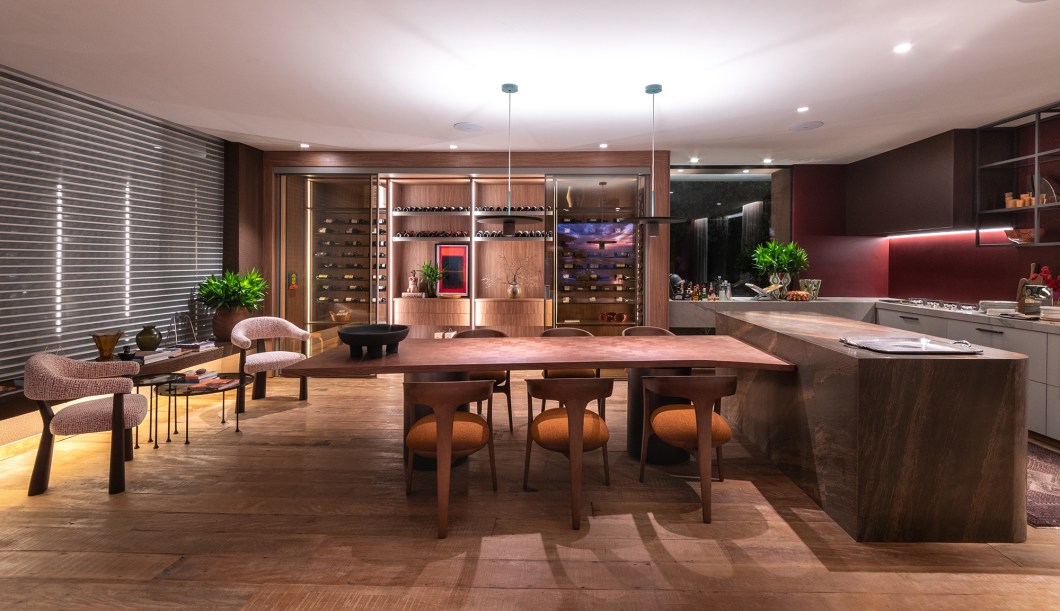 <b>Studior2 Ronaldo Veras - Varanda Gourmet Clube A Experience. </b>“A varanda gourmet tem papel importante hoje dentro dos projetos que fazemos no nosso escritório como espaço de encontros para criar momentos com família e amigos. Trouxemos uma experiência de texturas e materiais que traduzem a atmosfera que apostamos nos nossos projetos”, conta o profissional. O piso de demolição, pedras naturais, móveis de design, tecidos e obras de arte fazem a composição do espaço. A TV é acompanhada por um wine bar de trezentos rótulos e uma luz única. <b>Studior2 Ronaldo Veras - Varanda Gourmet Clube A Experience. </b>“A varanda gourmet tem papel importante hoje dentro dos projetos que fazemos no nosso escritório como espaço de encontros para criar momentos com família e amigos. Trouxemos uma experiência de texturas e materiais que traduzem a atmosfera que apostamos nos nossos projetos”, conta o profissional. O piso de demolição, pedras naturais, móveis de design, tecidos e obras de arte fazem a composição do espaço. A TV é acompanhada por um wine bar de trezentos rótulos e uma luz única.