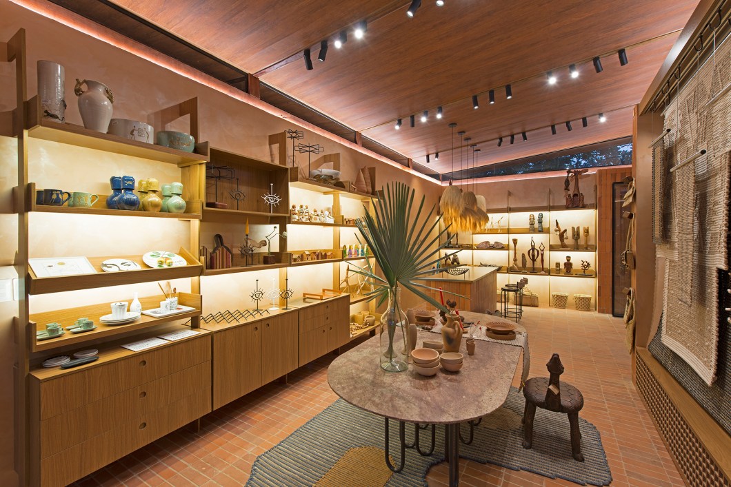 <b>Tássia Carvalho - Casa do Artesão Design Mestre Albertino. </b>A loja feita em parceria com o Governo do Estado do Piauí foi pensada para que o público tenha acesso a uma das maiores riquezas culturais do estado: o artesanato. Apenas a litofina, produzida localmente com cerâmica vermelha, é utilizada como revestimento na fachada e no piso. Na vitrine, o desenho da Pedra Furada - sítio arqueológico localizado em São Raimundo Nonato - destaca a arte santeira e a tapeçaria de fibra natural da taboa. A madeira foi utilizada como estrutura para cobertura e nas estantes expositoras. A varanda lateral foi pensada para colocar as tradicionais e tão queridas redes, aqui expostas nos mais diversos materiais regionais. <b>Tássia Carvalho - Casa do Artesão Design Mestre Albertino. </b>A loja feita em parceria com o Governo do Estado do Piauí foi pensada para que o público tenha acesso a uma das maiores riquezas culturais do estado: o artesanato. Apenas a litofina, produzida localmente com cerâmica vermelha, é utilizada como revestimento na fachada e no piso. Na vitrine, o desenho da Pedra Furada - sítio arqueológico localizado em São Raimundo Nonato - destaca a arte santeira e a tapeçaria de fibra natural da taboa. A madeira foi utilizada como estrutura para cobertura e nas estantes expositoras. A varanda lateral foi pensada para colocar as tradicionais e tão queridas redes, aqui expostas nos mais diversos materiais regionais.