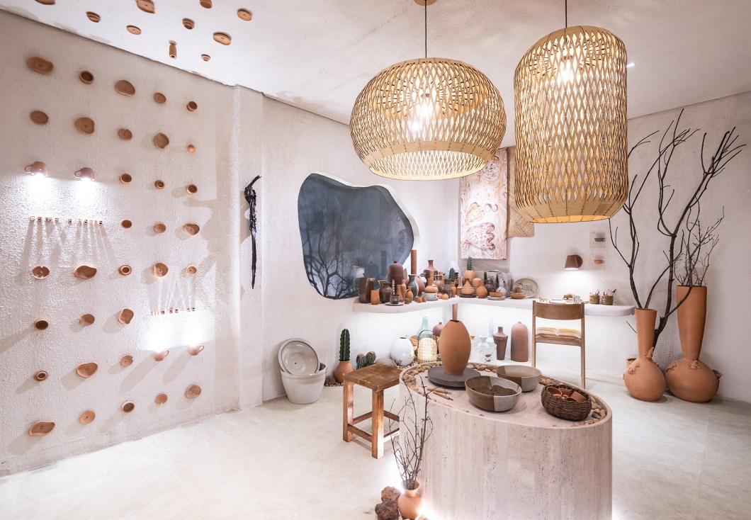 <b>Terra Crua Arquitetura - Ateliê da Ceramista - Homenagem a Girleide Maria de Oliveira. </b>O ambiente tem como diretriz principal a regionalidade e a sustentabilidade. Buscando valorizar o saber ancestral, o projeto apresenta o artesanato local e a essência do sertão da região da Serra da Capivara. O espaço foi pensado para aguçar a criatividade por meio de cores leves que remetem a tons de terra, argila e elementos naturais, conectando a ceramista à natureza árida, que transmite força por meio da metamorfose de seus galhos secos que florescem com a chegada da chuva. A organicidade das formas da natureza também está presente nas peças de cerâmica. <b>Terra Crua Arquitetura - Ateliê da Ceramista - Homenagem a Girleide Maria de Oliveira. </b>O ambiente tem como diretriz principal a regionalidade e a sustentabilidade. Buscando valorizar o saber ancestral, o projeto apresenta o artesanato local e a essência do sertão da região da Serra da Capivara. O espaço foi pensado para aguçar a criatividade por meio de cores leves que remetem a tons de terra, argila e elementos naturais, conectando a ceramista à natureza árida, que transmite força por meio da metamorfose de seus galhos secos que florescem com a chegada da chuva. A organicidade das formas da natureza também está presente nas peças de cerâmica.