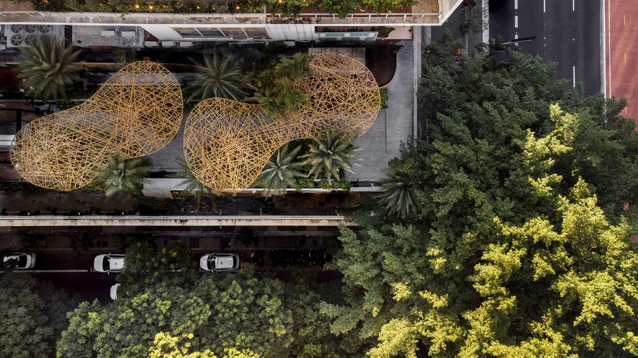 <b>Thiago Borges Arquitetura da Paisagem - Jardim dos Quatro Elementos</b>. O vasto jardim de 250 m² equilibra a presença de água, fogo, terra e ar. Três espelhos d’água com cascatas proporcionam a sonoridade agradável das corredeiras, enquanto cinco lareiras trazem o calor e o aconchego das chamas para perto. A vegetação exuberante inclui um trecho com tamareiras e ganha a companhia da grande cobertura que protege a área de um canto a outro. A estrutura, montada artesanalmente com bambu – material dos mais leves e renováveis –, soma pontos para a sustentabilidade devido à construção limpa, bem como o projeto luminotécnico, todo especificado com leds.