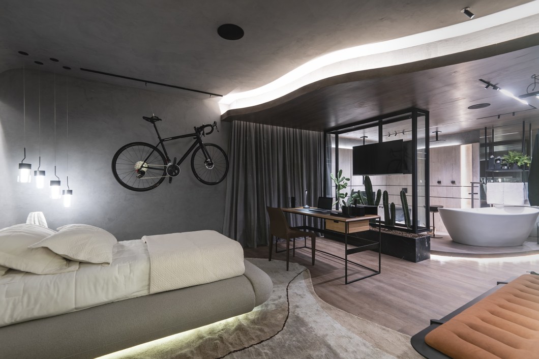 <b>Vânia Sousa Arquitetura - Suíte do Ciclista. </b>Com 32 m², o projeto captura a essência dinâmica e vibrante de um jovem entusiasta do ciclismo. Inspirado na energia e na paixão pelas pedaladas, o quarto reflete a personalidade e os interesses do esportista em cores modernas como preto e cinza, além de tons vibrantes. Mais que um dormitório, é um refúgio acolhedor e funcional, projetado para conforto e inspiração. Cada elemento do design foi selecionado para criar harmonia e estímulo. <b>Vânia Sousa Arquitetura - Suíte do Ciclista. </b>Com 32 m², o projeto captura a essência dinâmica e vibrante de um jovem entusiasta do ciclismo. Inspirado na energia e na paixão pelas pedaladas, o quarto reflete a personalidade e os interesses do esportista em cores modernas como preto e cinza, além de tons vibrantes. Mais que um dormitório, é um refúgio acolhedor e funcional, projetado para conforto e inspiração. Cada elemento do design foi selecionado para criar harmonia e estímulo.