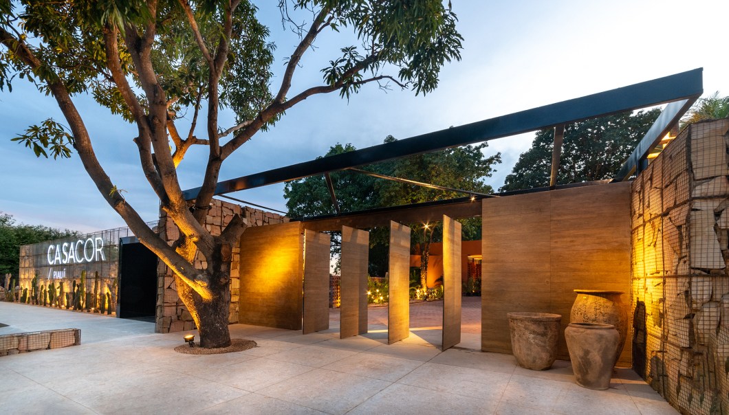 <b>Vértice Arquitetura e Urbanismo - Fachada e Lobby "Piauí e suas raízes". </b>O objetivo do projeto é o resgate da simplicidade. O uso de materiais em sua forma original, elementos da arquitetura brasileira - como o cobogó e as pedras locais - e a conexão com a natureza compõem o espaço. O Piauí e suas raízes são abordados em cinco temas que representam as tradições, cultura, folclore e costumes do nordeste. <b>Vértice Arquitetura e Urbanismo - Fachada e Lobby "Piauí e suas raízes". </b>O objetivo do projeto é o resgate da simplicidade. O uso de materiais em sua forma original, elementos da arquitetura brasileira - como o cobogó e as pedras locais - e a conexão com a natureza compõem o espaço. O Piauí e suas raízes são abordados em cinco temas que representam as tradições, cultura, folclore e costumes do nordeste.