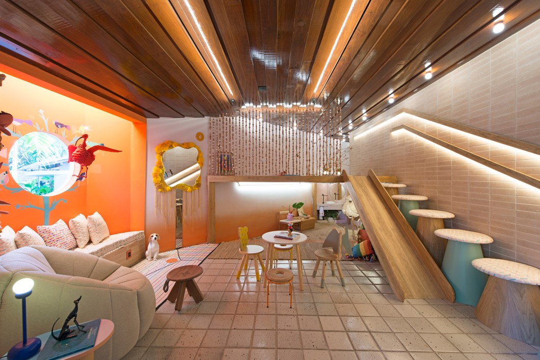 <b>Willane Soares - Brinquedoteca Toca das Oncinhas. </b>Com princípios da Neuroarquitetura, a área de 24 m², antes subutilizada na casa, se transformou em um espaço acolhedor, idealizado para que as crianças se reconectem com suas raízes e brinquem de forma analógica. A antiga escada foi transformada em uma grande caixa de areia, que permite inúmeras atividades e é coberta por uma rede para contemplação e leitura, semelhante a uma toca, carinhosamente nomeada de Toca das Oncinhas - o nome remete a um dos Parques Arqueológicos do Piauí, de onde veio a inspiração dos tons terrosos e das pinturas rupestres. <b>Willane Soares - Brinquedoteca Toca das Oncinhas. </b>Com princípios da Neuroarquitetura, a área de 24 m², antes subutilizada na casa, se transformou em um espaço acolhedor, idealizado para que as crianças se reconectem com suas raízes e brinquem de forma analógica. A antiga escada foi transformada em uma grande caixa de areia, que permite inúmeras atividades e é coberta por uma rede para contemplação e leitura, semelhante a uma toca, carinhosamente nomeada de Toca das Oncinhas - o nome remete a um dos Parques Arqueológicos do Piauí, de onde veio a inspiração dos tons terrosos e das pinturas rupestres.