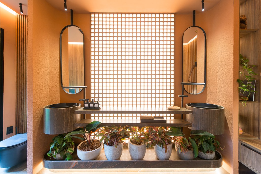 <b>YK Arquitetura - Lavabo Oásis. </b>Local de paz e inspiração, o lavabo contém elementos naturais como pedra, plantas e madeira, trazendo uma sensação de equilíbrio e de frescor. Em 7,28 m², duas cubas de sobrepor em formas arredondadas foram fixadas na parede curva, e há também um jardim interno, nichos para objetos de arte e cadeira para leitura. A iluminação intimista faz o ambiente ser acolhedor sem perder funcionalidade. <b>YK Arquitetura - Lavabo Oásis. </b>Local de paz e inspiração, o lavabo contém elementos naturais como pedra, plantas e madeira, trazendo uma sensação de equilíbrio e de frescor. Em 7,28 m², duas cubas de sobrepor em formas arredondadas foram fixadas na parede curva, e há também um jardim interno, nichos para objetos de arte e cadeira para leitura. A iluminação intimista faz o ambiente ser acolhedor sem perder funcionalidade.