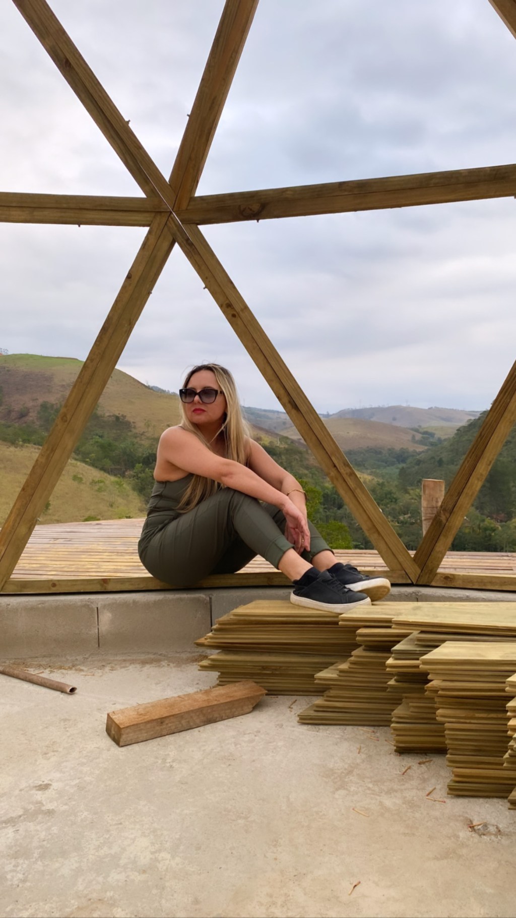 arquiteta-jaqueline-freedome A Arquiteta Jaqueline Fumagalli durante a construção do Domo na Serra da Mantiqueira