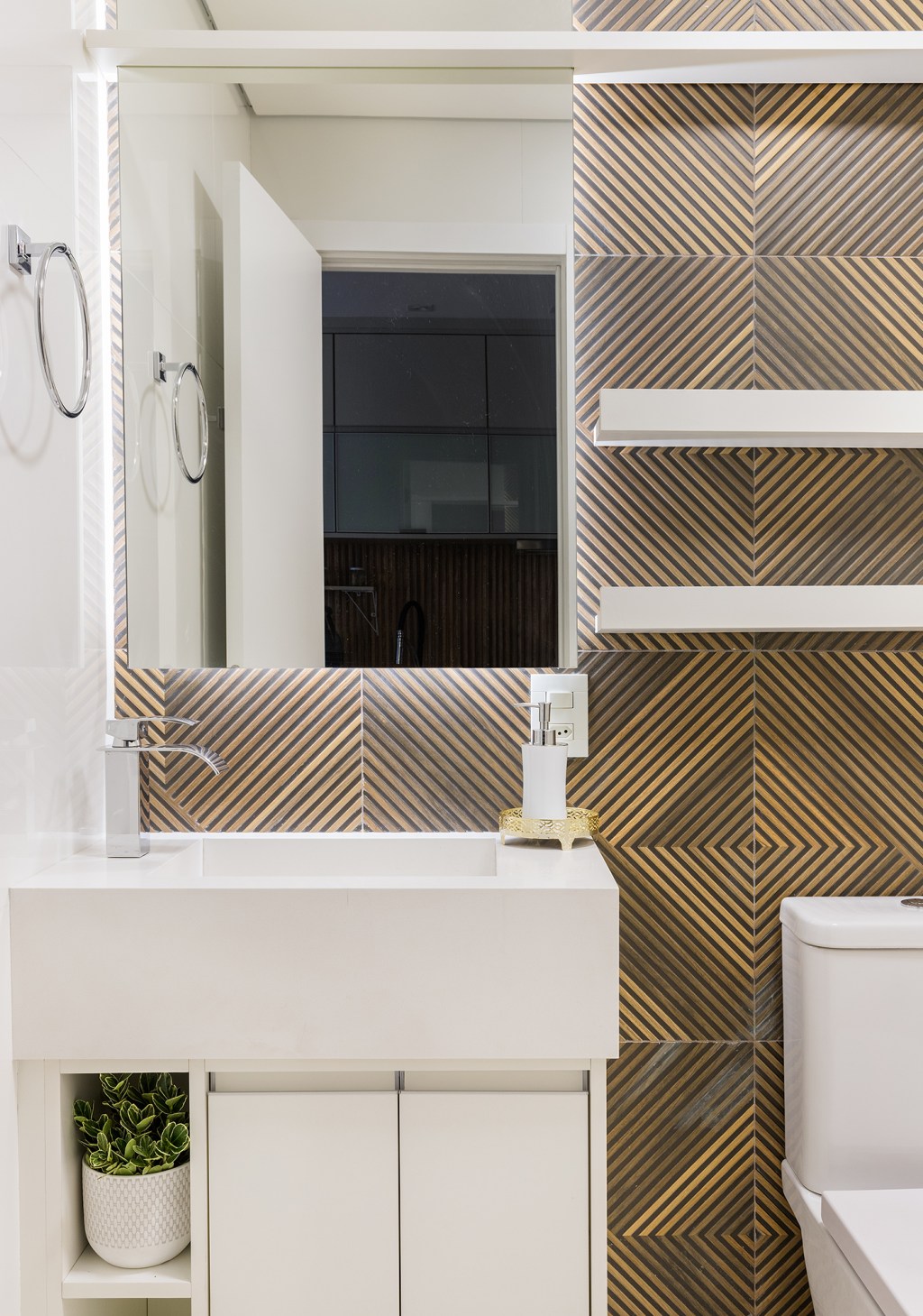 blaia-e-moura-arquitetos-estudio-26-m2-sao-paulo-credito-fernando-crescenti (1) Blaia e Moura Arquitetos assina estúdio de apenas 26 m² em São Paulo. Na foto, banheiro com porcelanato que imita ripado de madeira.