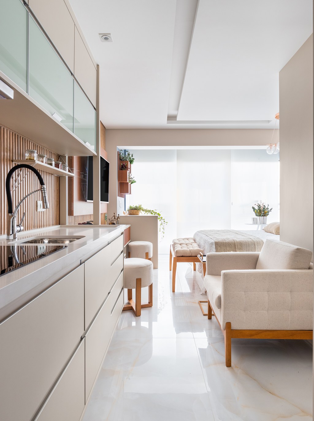 blaia-e-moura-arquitetos-estudio-26-m2-sao-paulo-credito-fernando-crescenti (2) Blaia e Moura Arquitetos assina estúdio de apenas 26 m² em São Paulo. Na foto, cozinha com backsplash com porcelanato que imita madeira.