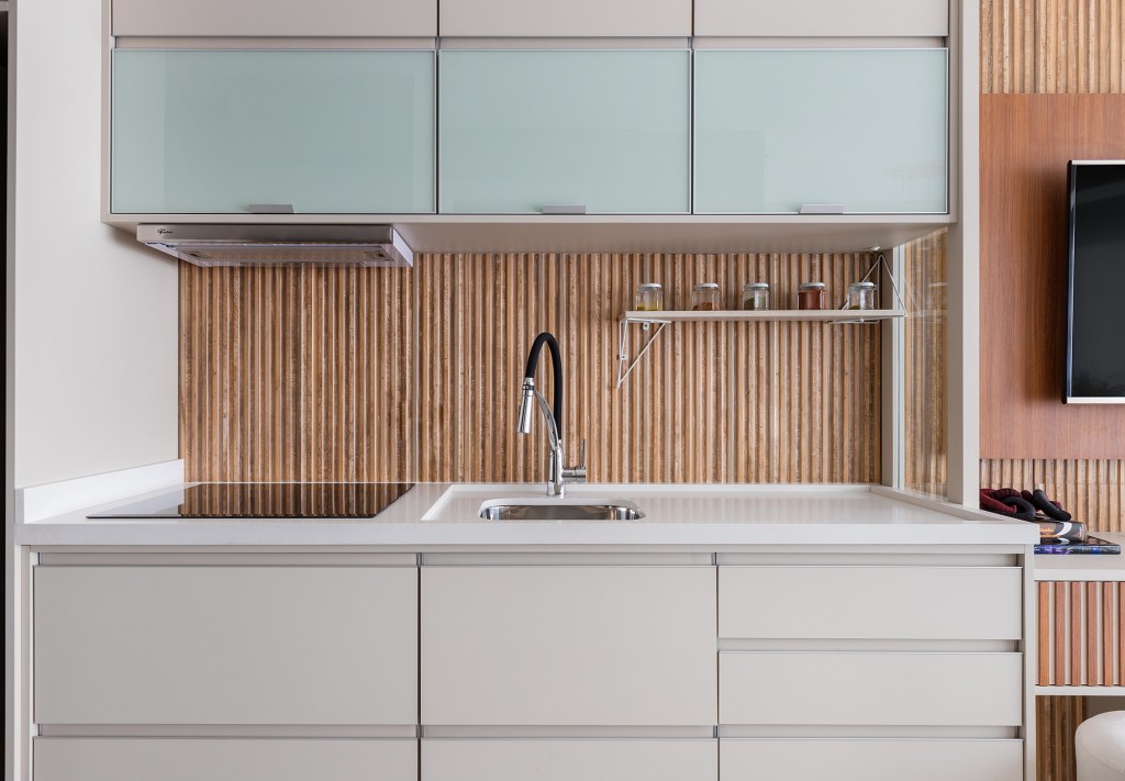 blaia-e-moura-arquitetos-estudio-26-m2-sao-paulo-credito-fernando-crescenti (4) Blaia e Moura Arquitetos assina estúdio de apenas 26 m² em São Paulo. Na foto, cozinha com backsplash com porcelanato que imita madeira.