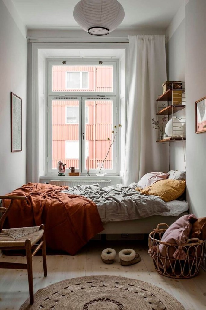 como-organizar-quartos-pequenos10 Neste quarto pequeno, a cama ocupa toda a largura do ambiente