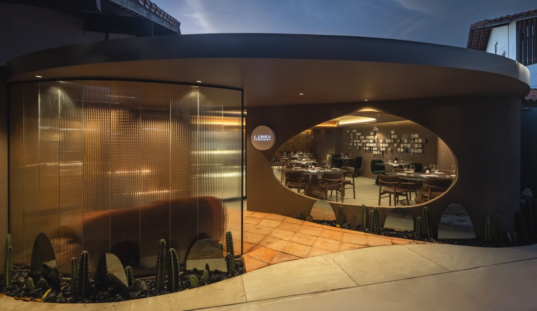<b>Denise Almeida - Restaurante Cinco Sentidos. </b>Em uma atmosfera sensorial, o restaurante traz linhas curvas em toda sua concepção. Rico em texturas e elementos naturais, o hall de entrada tem como protagonista o barro, tipologia marcante do artesanato piauiense. O piso feito artesanalmente possui pegadas, que simulam o caminhar de todos os envolvidos na execução do projeto. Um painel de ACM recortado no forro faz referência ao bordado piauiense e à sankofa, símbolo africano que representa o retorno ao passado em busca de sabedoria. Em uma única instalação de arte, com 96 peças de 10x10 cm, foram representados os cinco sentidos. <b>Denise Almeida - Restaurante Cinco Sentidos. </b>Em uma atmosfera sensorial, o restaurante traz linhas curvas em toda sua concepção. Rico em texturas e elementos naturais, o hall de entrada tem como protagonista o barro, tipologia marcante do artesanato piauiense. O piso feito artesanalmente possui pegadas, que simulam o caminhar de todos os envolvidos na execução do projeto. Um painel de ACM recortado no forro faz referência ao bordado piauiense e à sankofa, símbolo africano que representa o retorno ao passado em busca de sabedoria. Em uma única instalação de arte, com 96 peças de 10x10 cm, foram representados os cinco sentidos.