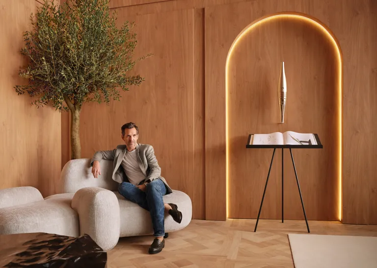 mathieulehanneur-designer Designer Mathieu Lehanneur no espaço assinado por ele para os Ícones do Airbnb