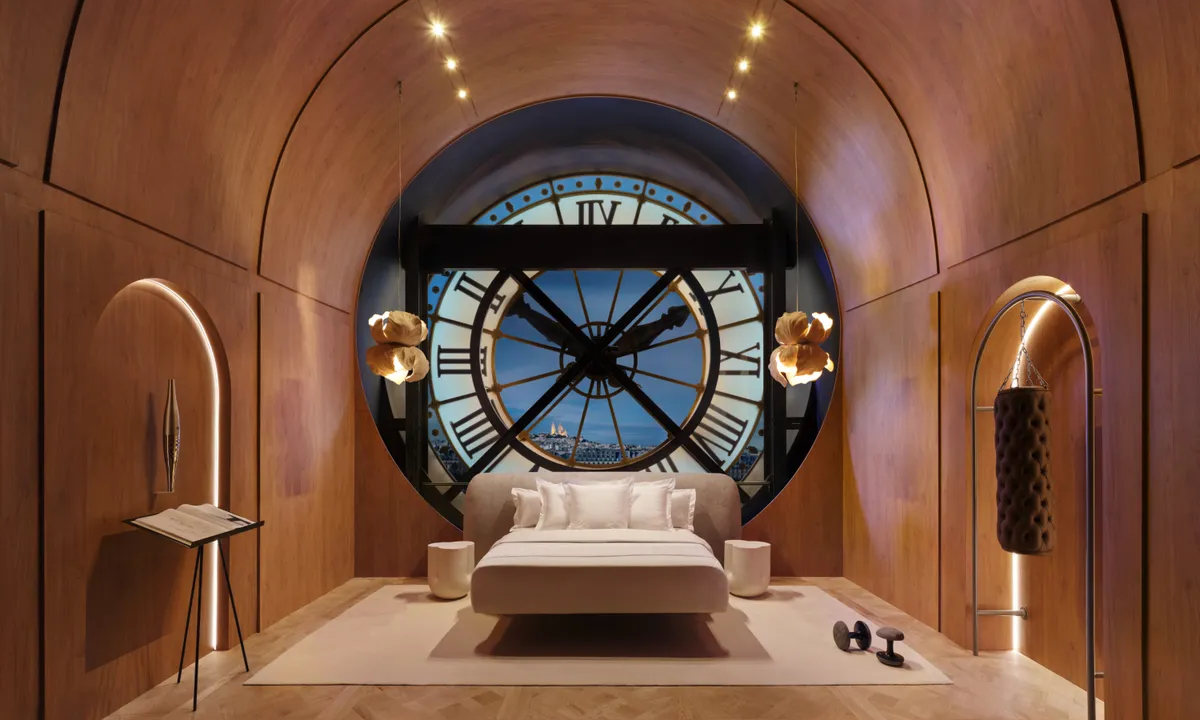 Sala do relógio do Museu D'orsay é convertida em quarto e terá vista para a cidade Olímpica