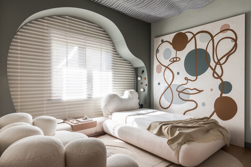 <b>Alessandra Gandolfi - Quarto do Ico. </b> Enrico, um adolescente autista apaixonado por música e pela sua cachorra, é a inspiração deste quarto pensado para o seu conforto e autonomia. O objetivo vai além de atender às necessidades específicas do garoto de 14 anos: é também fomentar sua independência e autoestima. Para criar um ambiente inclusivo e repleto de personalidade, Alessandra aposta em tecnologia de automação, materiais sensoriais e formas orgânicas. O destaque do projeto é a cama, que recebe uma cabeceira desenhada especialmente pela arquiteta: o móvel possui a mesma silhueta da Pipa para que Enrico não perca o contato com sua amada pet enquanto dorme. <b>Alessandra Gandolfi - Quarto do Ico. </b> Enrico, um adolescente autista apaixonado por música e pela sua cachorra, é a inspiração deste quarto pensado para o seu conforto e autonomia. O objetivo vai além de atender às necessidades específicas do garoto de 14 anos: é também fomentar sua independência e autoestima. Para criar um ambiente inclusivo e repleto de personalidade, Alessandra aposta em tecnologia de automação, materiais sensoriais e formas orgânicas. O destaque do projeto é a cama, que recebe uma cabeceira desenhada especialmente pela arquiteta: o móvel possui a mesma silhueta da Pipa para que Enrico não perca o contato com sua amada pet enquanto dorme.
