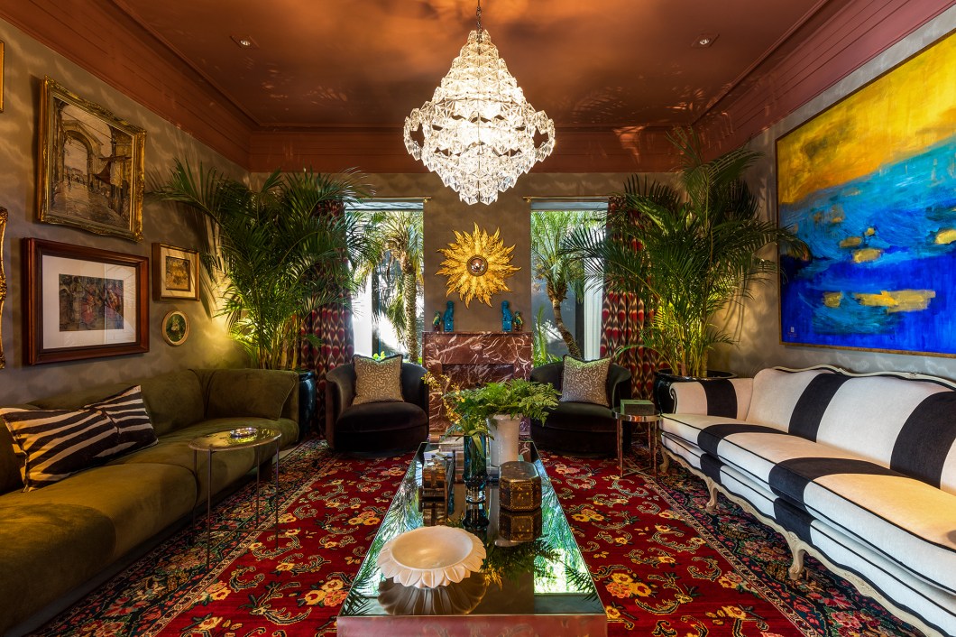 <b>Angela Chinasso e Carlos Reichmann - Living.</b> As residências da década de 1970 inspiram este living, marcado por papel de parede metalizado, móveis de garimpo e grandes pinturas. A composição impacta não somente pela estética, mas também pela narrativa, uma vez que os arquitetos defendem que a decoração deve ser aconchegante e expressiva. “Precisamos contar histórias para que as pessoas se sintam pertencentes àquele lugar, seja por meio de memórias afetivas ou não”, afirma a dupla. A proposta do ambiente é ir contra a tendência mundial de descaracterização do morar, que na busca infinita por funcionalidade, tem sua verdadeira essência anulada. Para os profissionais, uma casa precisa abraçar os moradores e exalar suas personalidades. <b>Angela Chinasso e Carlos Reichmann - Living.</b> As residências da década de 1970 inspiram este living, marcado por papel de parede metalizado, móveis de garimpo e grandes pinturas. A composição impacta não somente pela estética, mas também pela narrativa, uma vez que os arquitetos defendem que a decoração deve ser aconchegante e expressiva. “Precisamos contar histórias para que as pessoas se sintam pertencentes àquele lugar, seja por meio de memórias afetivas ou não”, afirma a dupla. A proposta do ambiente é ir contra a tendência mundial de descaracterização do morar, que na busca infinita por funcionalidade, tem sua verdadeira essência anulada. Para os profissionais, uma casa precisa abraçar os moradores e exalar suas personalidades.