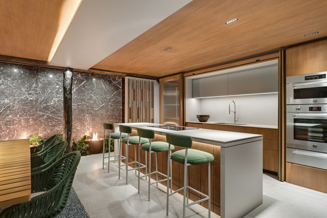 <b>Bruno Colle - Lounge Gourmet. </b>Um refúgio acolhedor que convida a celebrar momentos memoráveis ao lado de familiares e amigos. Mais do que um espaço físico, é uma filosofia de vida que valoriza o bem-estar e as conexões autênticas. A fusão de elementos aparentemente contrastantes, conhecida como "high-low", marca a assinatura autêntica do ambiente. Seu design único equilibra o tradicional com o moderno e harmoniza o sofisticado com o simples, adaptando-se a propostas que vão de casas a condomínios. O lounge se divide em estar, jantar e bancada bistrô, além de uma cozinha com ilha gourmet. <b>Bruno Colle - Lounge Gourmet. </b>Um refúgio acolhedor que convida a celebrar momentos memoráveis ao lado de familiares e amigos. Mais do que um espaço físico, é uma filosofia de vida que valoriza o bem-estar e as conexões autênticas. A fusão de elementos aparentemente contrastantes, conhecida como "high-low", marca a assinatura autêntica do ambiente. Seu design único equilibra o tradicional com o moderno e harmoniza o sofisticado com o simples, adaptando-se a propostas que vão de casas a condomínios. O lounge se divide em estar, jantar e bancada bistrô, além de uma cozinha com ilha gourmet.