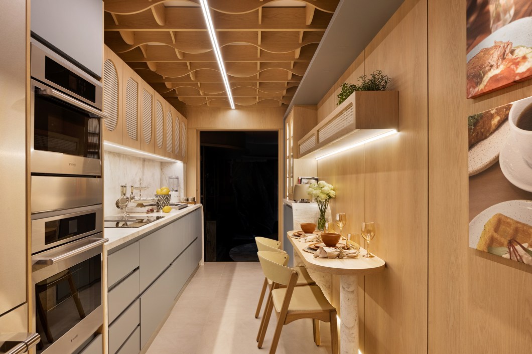 <b>Camila Rocha - Cozinha Encontros. </b>A cozinha é considerada o coração da casa, onde gerações, tradições e memórias se conectam. Numa narrativa visual que celebra os afetos da vida contemporânea, o projeto une elementos clássicos e modernos para promover o convívio familiar. O espaço prima pelo design que honra o passado e valoriza o presente, onde as formas curvas e retas simbolizam os encontros intergeracionais, enquanto o mix de texturas celebra a fusão de estilos. Além de aliar funcionalidade e estética, a Cozinha Encontros inspira trocas emocionais significativas. <b>Camila Rocha - Cozinha Encontros. </b>A cozinha é considerada o coração da casa, onde gerações, tradições e memórias se conectam. Numa narrativa visual que celebra os afetos da vida contemporânea, o projeto une elementos clássicos e modernos para promover o convívio familiar. O espaço prima pelo design que honra o passado e valoriza o presente, onde as formas curvas e retas simbolizam os encontros intergeracionais, enquanto o mix de texturas celebra a fusão de estilos. Além de aliar funcionalidade e estética, a Cozinha Encontros inspira trocas emocionais significativas.
