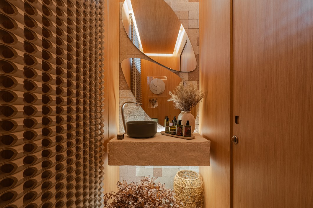 <b>Cintia Ramos - Lavabo Wabi Sabi. </b>Aceitar a beleza da imperfeição, da impermanência e da incompletude da vida parece um contrassenso nesta sociedade que cobra exatidão. Inspirada pelo conceito milenar japonês Wabi-Sabi, a arquiteta cria um ambiente que segue a premissa do “menos é mais”. Com o olhar voltado para o resgate das origens, ela prioriza materiais em seu estado original, provenientes de elementos naturais recondicionados ou aliados à sustentabilidade. Somam-se a eles formas orgânicas, tons suaves e produções artesanais, que resultam num belo espaço para contemplar a simplicidade do ordinário. <b>Cintia Ramos - Lavabo Wabi Sabi. </b>Aceitar a beleza da imperfeição, da impermanência e da incompletude da vida parece um contrassenso nesta sociedade que cobra exatidão. Inspirada pelo conceito milenar japonês Wabi-Sabi, a arquiteta cria um ambiente que segue a premissa do “menos é mais”. Com o olhar voltado para o resgate das origens, ela prioriza materiais em seu estado original, provenientes de elementos naturais recondicionados ou aliados à sustentabilidade. Somam-se a eles formas orgânicas, tons suaves e produções artesanais, que resultam num belo espaço para contemplar a simplicidade do ordinário.