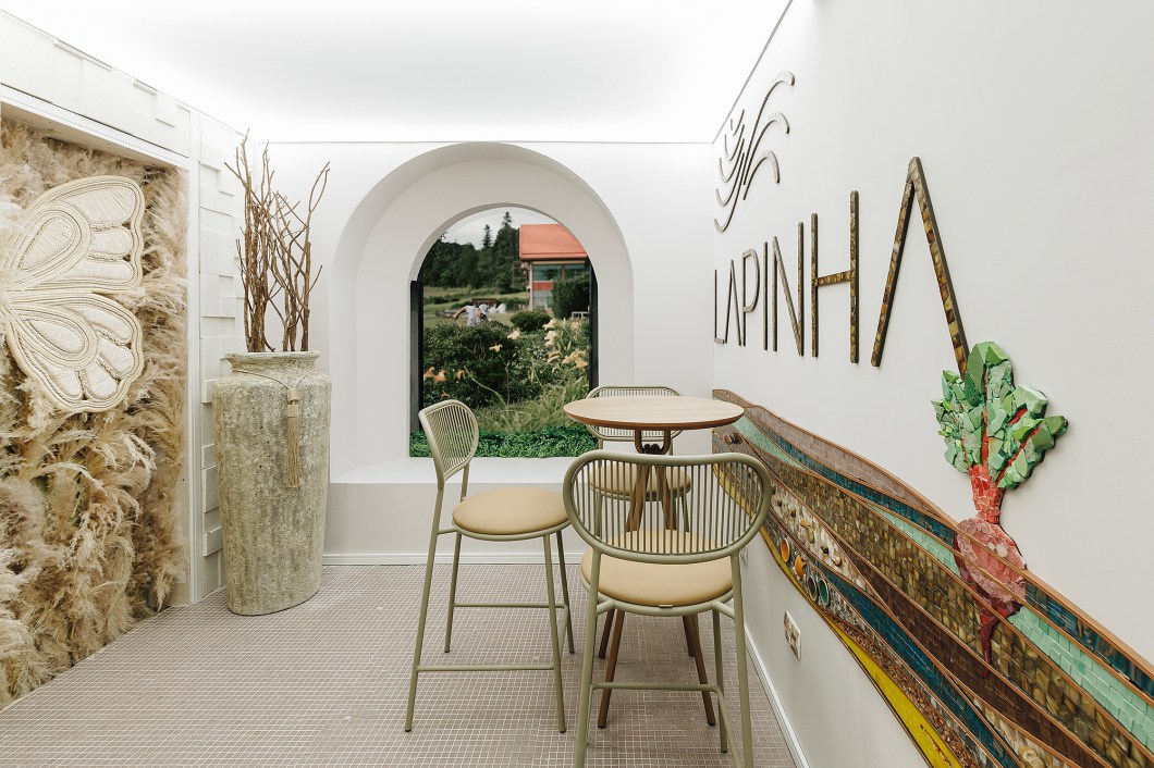 <b>Cynthia Karas - Despensa Orgânica.</b> Melhorar a qualidade de vida dos visitantes é o propósito deste ambiente, projetado para promover o bem-estar integral de cada indivíduo. Os elementos empregados na construção do spa, como tons suaves e texturas aconchegantes, criam uma atmosfera convidativa e acolhedora. O ponto alto do projeto é uma ampla janela com vista para o jardim do casarão, que traz o relaxante verde da área externa para dentro do espaço. Essa conexão com a natureza, além de ser visualmente agradável, proporciona inúmeros benefícios comprovados cientificamente, como a redução do estresse, a melhora da saúde física e mental e a promoção da felicidade. <b>Cynthia Karas - Despensa Orgânica.</b> Melhorar a qualidade de vida dos visitantes é o propósito deste ambiente, projetado para promover o bem-estar integral de cada indivíduo. Os elementos empregados na construção do spa, como tons suaves e texturas aconchegantes, criam uma atmosfera convidativa e acolhedora. O ponto alto do projeto é uma ampla janela com vista para o jardim do casarão, que traz o relaxante verde da área externa para dentro do espaço. Essa conexão com a natureza, além de ser visualmente agradável, proporciona inúmeros benefícios comprovados cientificamente, como a redução do estresse, a melhora da saúde física e mental e a promoção da felicidade.
