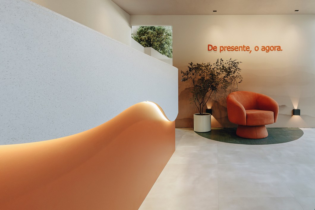 <b>Daiane Moraes - Concierge.</b> O ambiente que recepciona o público que chega à CASACOR Paraná tem como premissa o bem-receber, convidando os visitantes a fazer uma imersão na 30ª edição da mostra logo na entrada. Construído do zero no casarão que sedia a exposição, o espaço instagramável promete ser o cenário perfeito para os registros fotográficos. A paleta cromática é pautada nas sensações de pertencimento, dinamismo e vibração, numa proposta interativa que leva os usuários a refletir sobre a força de sua singularidade. <b>Daiane Moraes - Concierge.</b> O ambiente que recepciona o público que chega à CASACOR Paraná tem como premissa o bem-receber, convidando os visitantes a fazer uma imersão na 30ª edição da mostra logo na entrada. Construído do zero no casarão que sedia a exposição, o espaço instagramável promete ser o cenário perfeito para os registros fotográficos. A paleta cromática é pautada nas sensações de pertencimento, dinamismo e vibração, numa proposta interativa que leva os usuários a refletir sobre a força de sua singularidade.