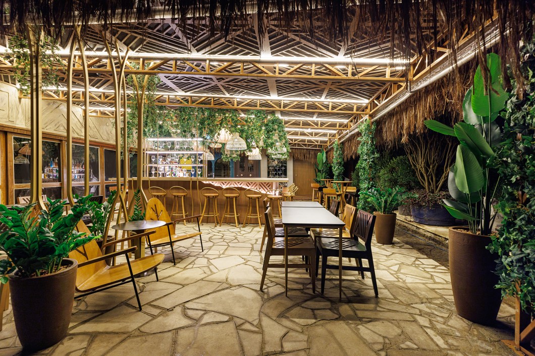 <b>Givago Ferentz - Bar Jenipapo. </b>Este espaço homenageia um povo que, apesar de sofrer diariamente com a marginalização, agracia a sociedade com sua riqueza cultural. O conceito de “povos originários” é materializado em todos os cantos da ambientação, desde a funcionalidade do layout aos detalhes dos acabamentos. O grafismo das pinturas corporais indígenas recebe uma releitura, feita a partir de elementos dispostos no forro do ambiente e na definição do traçado do bar central. Além do resgate ancestral, o uso de materiais naturais confere um toque interessante a este projeto comercial de arquitetura contemporânea. <b>Givago Ferentz - Bar Jenipapo. </b>Este espaço homenageia um povo que, apesar de sofrer diariamente com a marginalização, agracia a sociedade com sua riqueza cultural. O conceito de “povos originários” é materializado em todos os cantos da ambientação, desde a funcionalidade do layout aos detalhes dos acabamentos. O grafismo das pinturas corporais indígenas recebe uma releitura, feita a partir de elementos dispostos no forro do ambiente e na definição do traçado do bar central. Além do resgate ancestral, o uso de materiais naturais confere um toque interessante a este projeto comercial de arquitetura contemporânea.
