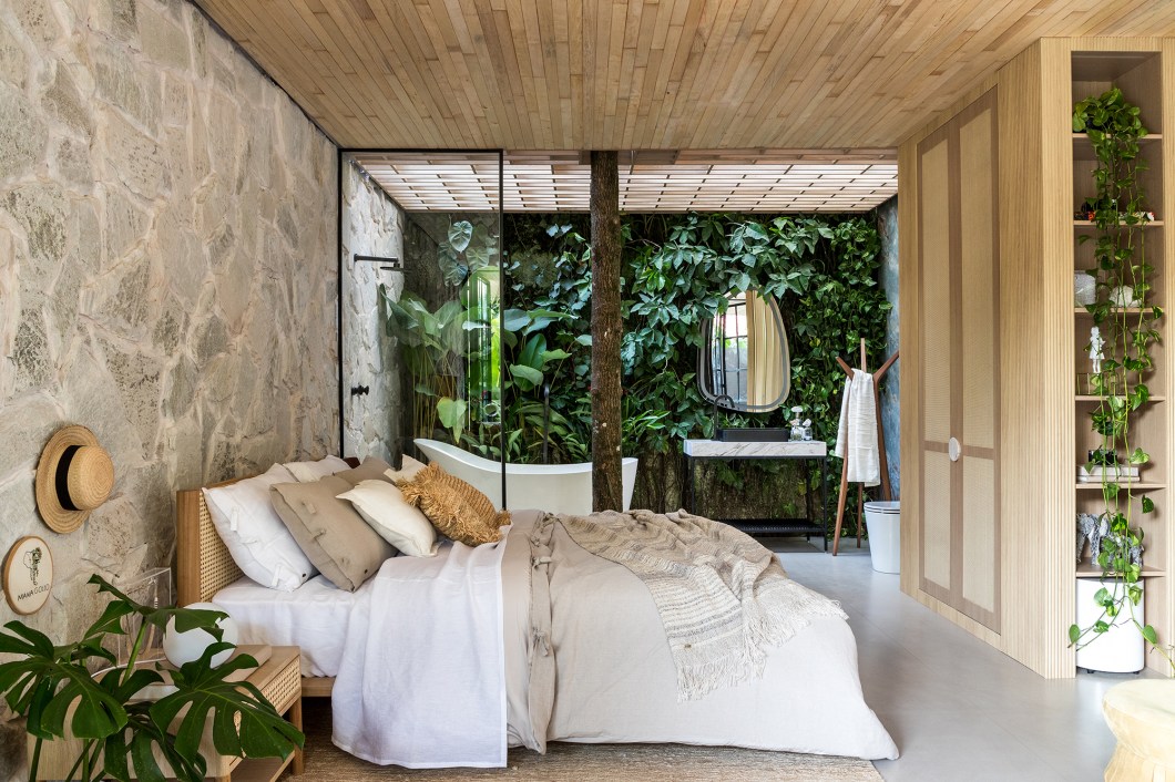 <b>Maria Alice Crippa e Gustavo Assis - Morada Mar.</b> Uma casa de praia que prima pela simplicidade, traduzindo a relação do homem com a natureza e equilibrando as energias de agitação e calmaria. O loft, dividido em setor social e área íntima, alia funcionalidade e estética. Nesta ambientação que prioriza poucos elementos, o destaque fica para a composição entre as paredes de pedra e a vegetação que circunda todo o espaço. Esse cenário cria uma sensação de proteção para quem está no interior, ao mesmo tempo em que desperta a valorização do verde no exterior. Impondo-se como uma obra viva, o projeto forma desenhos que mudam conforme a luminosidade de suas aberturas. <b>Maria Alice Crippa e Gustavo Assis - Morada Mar.</b> Uma casa de praia que prima pela simplicidade, traduzindo a relação do homem com a natureza e equilibrando as energias de agitação e calmaria. O loft, dividido em setor social e área íntima, alia funcionalidade e estética. Nesta ambientação que prioriza poucos elementos, o destaque fica para a composição entre as paredes de pedra e a vegetação que circunda todo o espaço. Esse cenário cria uma sensação de proteção para quem está no interior, ao mesmo tempo em que desperta a valorização do verde no exterior. Impondo-se como uma obra viva, o projeto forma desenhos que mudam conforme a luminosidade de suas aberturas.