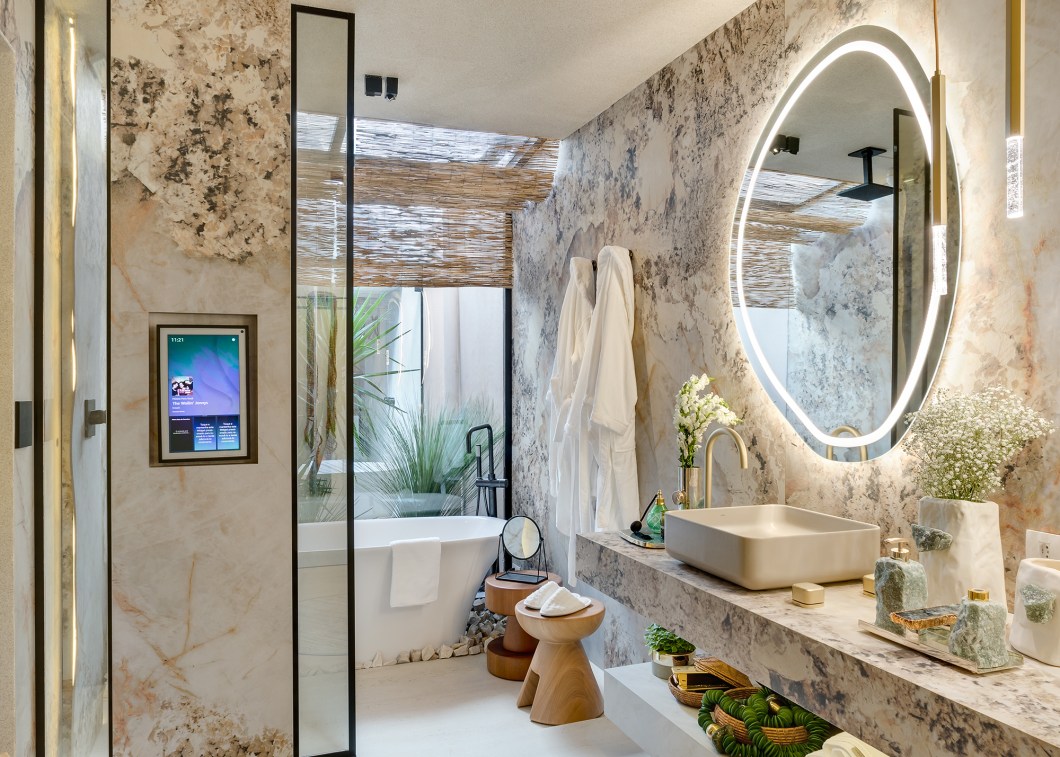 <b>Diego Miranda e Zeh Pantarolli - Sala de Banho do Casal. </b>Inspirados no Oriente Médio e na Bauhaus, os profissionais combinam elementos de spa urbano com toques de dramaticidade nesta sala de banho. Os revestimentos cerâmicos da Roca trazem efeitos gráficos extraordinários e condição de obra de arte aos acabamentos, as texturas inovadoras da marca são o grande destaque da ambientação. Os detalhes decorativos que homenageiam as tradições do casal, a paleta cromática que prioriza os tons de bege, e as soluções de automação postas de forma discreta ditam a narrativa visual de passado, presente e futuro do projeto. Nesta composição que contempla diferentes estilos, o ambiente é funcional sem perder a elegância. <b>Diego Miranda e Zeh Pantarolli - Sala de Banho do Casal. </b>Inspirados no Oriente Médio e na Bauhaus, os profissionais combinam elementos de spa urbano com toques de dramaticidade nesta sala de banho. Os revestimentos cerâmicos da Roca trazem efeitos gráficos extraordinários e condição de obra de arte aos acabamentos, as texturas inovadoras da marca são o grande destaque da ambientação. Os detalhes decorativos que homenageiam as tradições do casal, a paleta cromática que prioriza os tons de bege, e as soluções de automação postas de forma discreta ditam a narrativa visual de passado, presente e futuro do projeto. Nesta composição que contempla diferentes estilos, o ambiente é funcional sem perder a elegância.